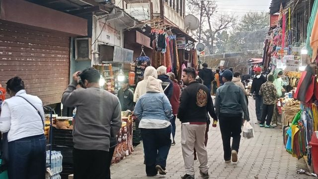 बर्फबारी के बाद चकराता में उमड़ी पर्यटकों की भीड़, बाजार में लौटी रौनक
