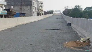 ईटाढ़ी ओवरब्रिज पर हो रहा कालीकरण। जागरण