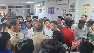 जगरनाथ नर्सिंग होम में लोगों को समझाते कोतवाली प्रभारी निरीक्षक मनीभूषण श्रीवास्तव। जागरण