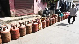 प्रयागराज के करेली मुहल्ले में गैस सिलेंडर लेने के लिए लगी लाइन। जागरण
