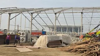 जनसभा स्थल पर वर्षा से बचाने के लिए प्लास्टिक पालिथीन से ढका मुख्य मंच बनाने का समान। जागरण