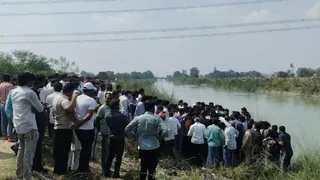 प्रतापगढ़ में लापता पूर्व प्रधान का नहर में लाश मिलने के बाद जुटे ग्रामीण। जागरण