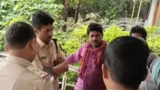 घटनास्थल पर लोगों से आवश्यक जानकारी लेते डुमरा थानाध्यक्ष मुकेश कुमार व अन्य। फोटो: जागरण