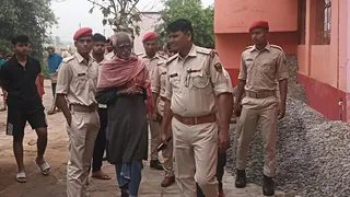 घटनास्थल पर छानबीन करती पुलिस। जागरण