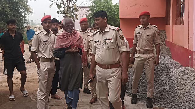 भगवान के दरबार को भी नहीं छोड़ा; आभूषण तो ले ही गए, चोरों ने हनुमानजी की मूर्ति भी तोड़ दी
