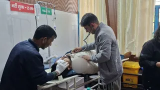 कालसी चकराता स्टेट हाईवे पर कोरूवा के समीप बाइक दुर्घटना में घायल का उपचार करते सीएचसी साहिया के चिकित्सक। जागरण