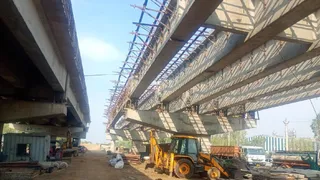 दिल्ली - जयपुर हाईवे पर बनीपुर चौक पर अधूरा पड़ा फ्लाईओवर का निर्माण कार्य। जागरण