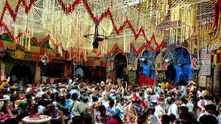 थुरा- वृंदावन के ठाकुर बांकेबिहारी मंदिर में सजाया गया फूलों का दिव्य बंगला। - फोटो: जागरण आकाईव।