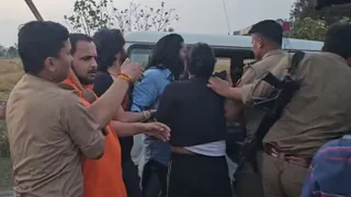 दक्ष चौधरी को लेकर जाती पुलिस।