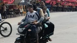 बाइक पर दो बच्चे व महिला संग जाते हुए युवक। जागरण