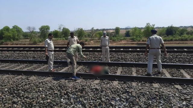 गाजीपुर में ट्रेन की चपेट में आने से तीन व्यक्तियों की मौत, ट्रैक पर क्षत-विक्षत मिला शव
