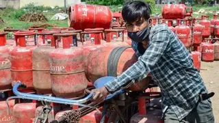 एलपीजी सिलिंडर की कालाबाजारी।