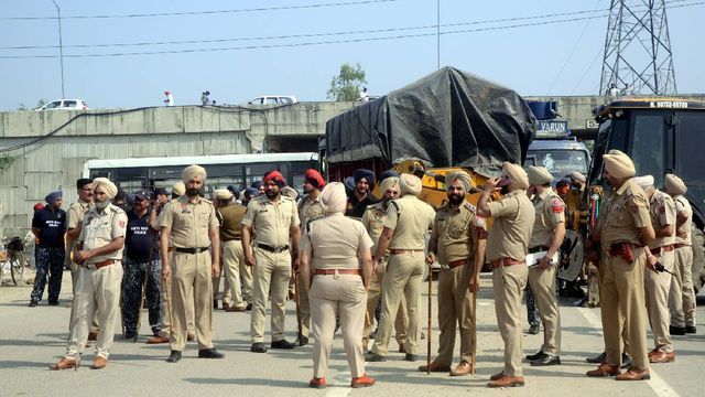 अमृतसर में किसानों और पुलिस में झड़प, लाठी लगने से ACP घायल; हिरासत में 35 लोग