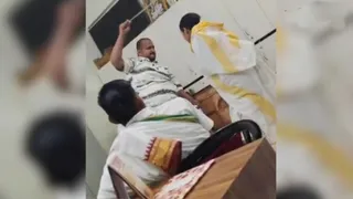 शिक्षक ने छात्र को पीटा (वीडियो ग्रैब)