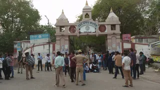 यूपी कॉलेज छात्र हत्या: तोड़फोड़ के बाद प्राचार्य ने छात्रों पर दर्ज कराया मुकदमा।