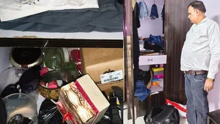 चोरी के बाद खुली पड़ी अलमारी, घटना की जानकारी देता झोलाछाप इदरीश।