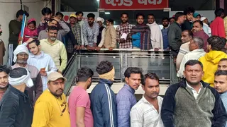 गजरौला में गैस एजेंसी पर वाउचर लेने के लिए लगी लाइन। जागरण