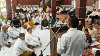 फरीदाबाद ब्राह्मण सभा द्वारा बुलाई गई पंचायत में लोगों के समक्ष अपनी बात रखते हुए एडवोकेट महेश शर्मा। सौ. सभा