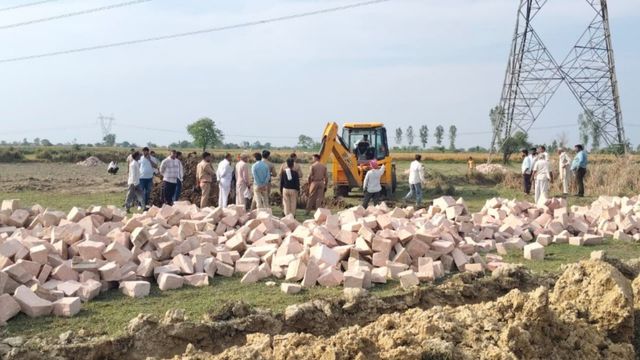 बंजर खेत में चक्कर काटते-काटते गिरती गईं 24 गायें, सभी की मौत, फतेहपुरसीकरी में मचा हड़कंप; मथुरा में हो रही जांच
