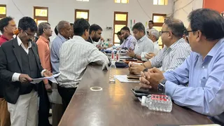 प्रयागराज सदर तहसील में शिकायत सुनते डीएम मनीष कुमार वर्मा व अन्य अधिकारी। जागरण