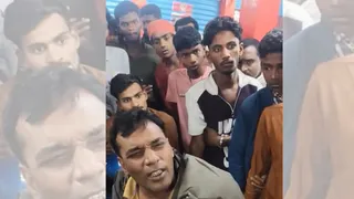 नशे की हालत में लोगों से घिरे एएसआई रिंकू सिंह। जागरण