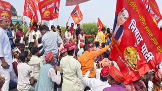 प्रयागराज के शृंगवेरपुर में मंत्री संजय निषाद के नेतृत्व में हाईवे जाम करते निषाद पार्टी के कार्यकर्ता। जागरण