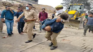 Prayagraj Ammonia Gas Incident प्रयागराज-लखनऊ राजमार्ग पर मलाक हरहर में कोल्ड स्टोर में हादसे के बाद घायलों को ले जाते पुलिसकर्मी। जागरण