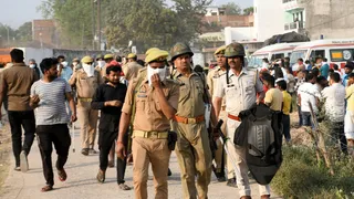 Prayagraj Ammonia Gas Incident प्रयागराज के मलाक हरहर स्थित चंदापुर गांव में आदर्श कोल्ड स्टोरेज में अमोनिया का टैंक फटने के बाद घटनास्थल पर मौजूद ग्रामीण व पुलिसकर्मी। जागरण