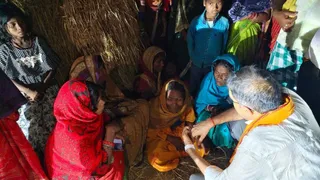 मृतक के परिजनों से मिले सांसद प्रतिनिधि। (जागरण)