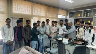 भोजन में छिपकली मिलने से नाराज छात्र प्रतिनिधियों ने संस्थान प्रबंधन को ज्ञापन सौंपा।