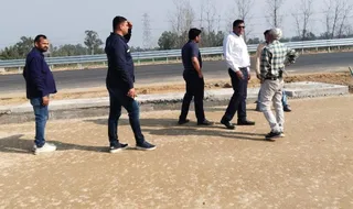 दिल्ली-देहरादून ग्रीन फील्ड हाईवे का निरीक्षण करते अधिकारी।