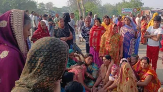 दंपती की मौत के बाद रोते स्वजन।