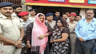 दरभंगा के भरवाडा बाजार से गिरफ्तार महिला पुलिस के साथ। जागरण