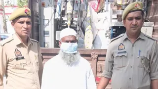 पुलिस की गिरफ्त में नकली गुटखा बनाने का आरोपित। सौ. पुलिस