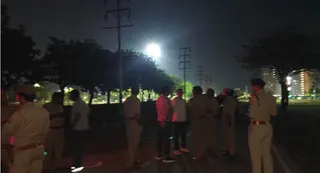 मौके पर जुटे पुलिस अधिकारी। फोटो- वीडियो ग्रैब