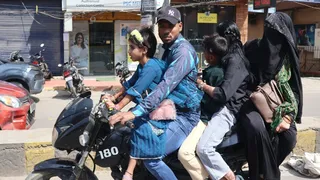 बेगमपुल के पास बाइक पर बिना हेलमेट लगाए बाइक से जाते पांच सवार। जागरण