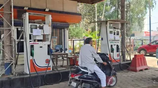 बिना पेट्रोल लिए गुजरता एक वाहन। जागरण