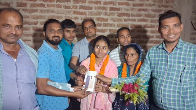 BSEB 12th Topper 2026: भाई ने मोबाइल दिलाने का किया वादा तो बहन बन गई टॉपर, पूरा हुआ बचपन का सपना

