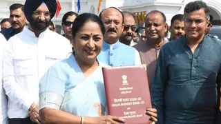 विधानसभा बजट सत्र में बजट पेश करने जाती मुख्यमंत्री रेखा गुप्ता साथ में मंत्री प्रवेश वर्मा,आशीष सूद,मनजिंदर सिंह सिरसा। ध्रुव कुमार