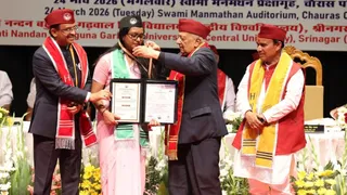 गढ़वाल केंद्रीय विवि के 12 वें दीक्षा समारोह में छात्रा को स्वर्ण पदक प्रदान करते कुलाधिपति डा. योगेंद्र नारायण। दाएं से कैबिनेट मंत्री डा. धन सिंह रावत, कुलपति प्रो. श्रीकाप्रकाश सिंह (बाएं)। जागरण