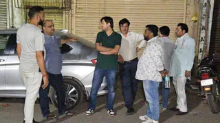 लूट की वारदात के बाद माैके पर मौजूद लोग। जागरण