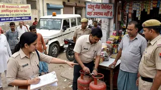 गैस की कालाबाजारी रोकने के लिए नोडल अधिकारी नियुक्त। (AI Generated Image)