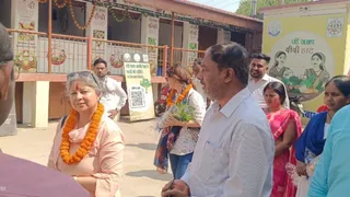 जीविका हाट का निरीक्षण करते ग्रामीण विकास मंत्रालय, भारत सरकार की संयुक्त सचिव व वित्तीय सलाहकार तनुजा ठाकुर खालको।
