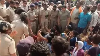 ओडिशा के बरगढ़ में झुग्गी हटाने के दौरान तनाव।