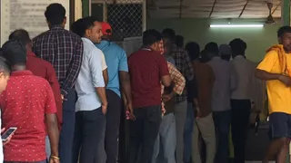 ट्विन सिटी में एलपीजी संकट के बीच आहार केंद्रों पर बढ़ी भीड़।