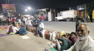 पिपराइच में रसोई गैस सिलिंडर के लिए सोमवार रात 10:30 बजे लगी लाइन। जागरण
