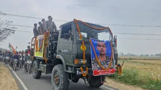 मुरसान के गांव करील के बलिदानी अग्नि वीर जवान की यात्रा में शामिल आर्मी के जवान और आर्मी के अधिकारी।