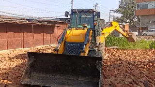 बीकेटी में सरकारों जमीन से अवैध कब्जा हटाता बुलडोजर।