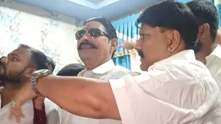 पूर्व विधायक पप्पू खां के आवास पर मोकामा विधायक अनंत सिंह। जागरण