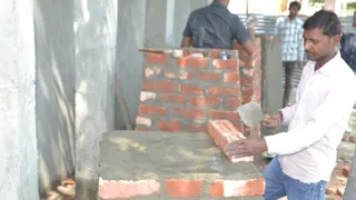 टाउन हाल रोड स्थित प्रतिमाओ को स्थपित करने के लिए कार्य करते मिस्त्री जागरण